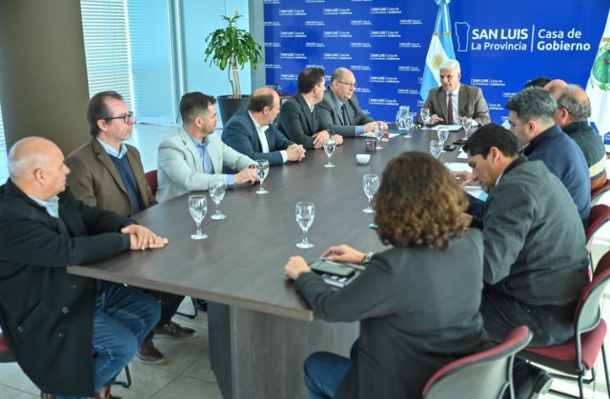 Cinco intendentes firmaron un acuerdo con el Gobierno para obras de viviendas de autoconstrucción