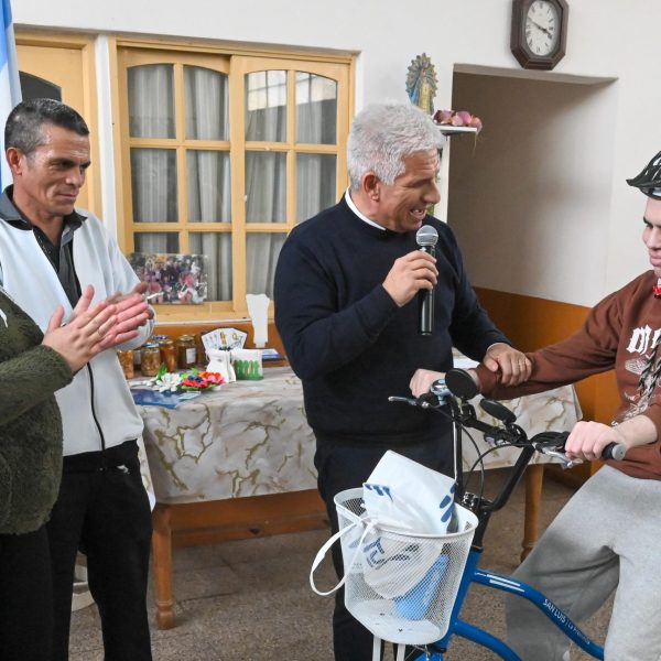 Un estudiante de San Francisco del Monte de Oro recibió su TuBi adaptada
