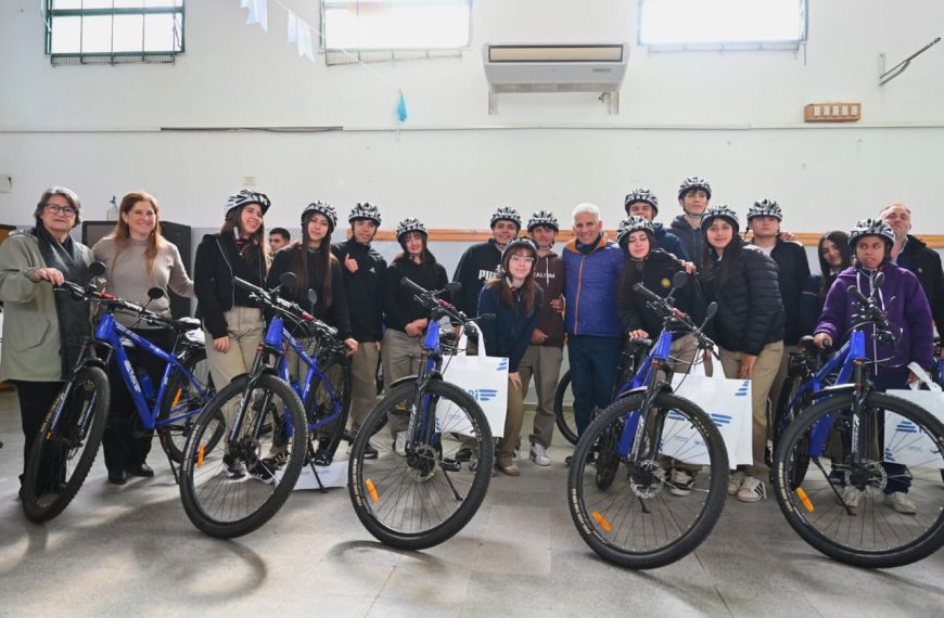 Estudiantes del Centro Educativo N°22 ‘Historiador Urbano J. Núñez’ de Fraga recibieron sus TuBi