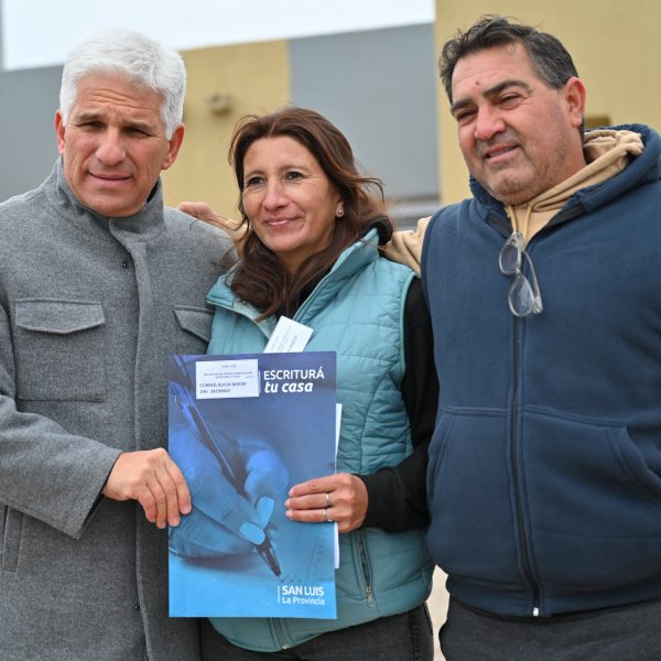 Diez familias de La Toma recibieron sus escrituras y ahora son propietarias de sus viviendas