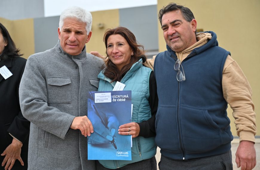 Diez familias de La Toma recibieron sus escrituras y ahora son propietarias de sus viviendas