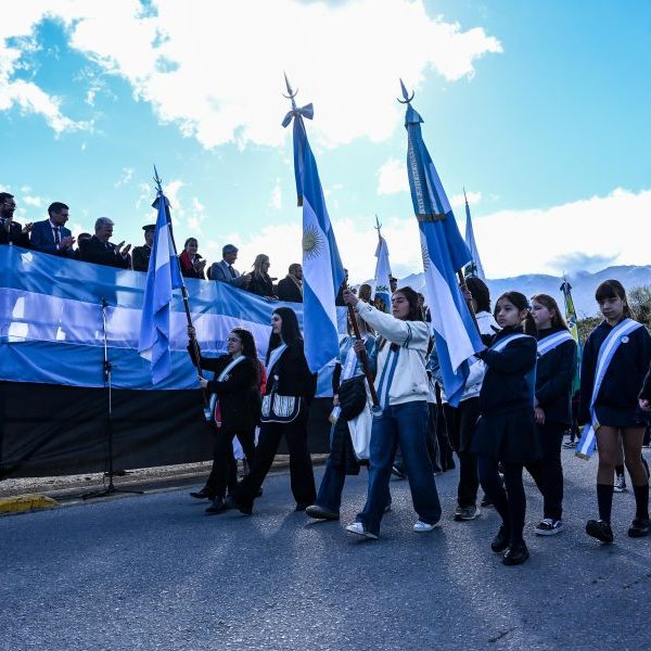 Poggi acompañó el desfile que conmemoró el 176° aniversario del paso a la inmortalidad de San Martín