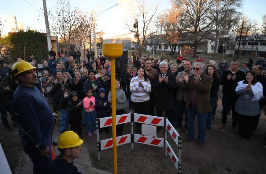 El Gobierno inauguró la red de gas natural en el barrio Los Fresnos