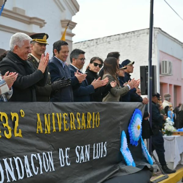 Poggi participó del desfile en Naschel en homenaje al 432° aniversario de San Luis