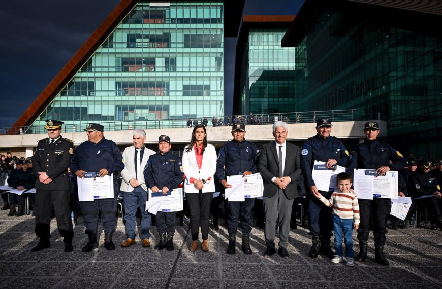 Poggi entregó decretos e insignias de ascensos a más de 500 policías de la Unidad Regional N°1
