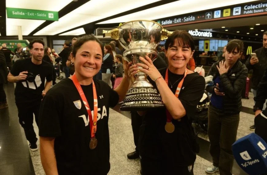 Las Leonas llegaron a la Argentina tras ganar el Mundial de hockey: “Un sueño hecho realidad”