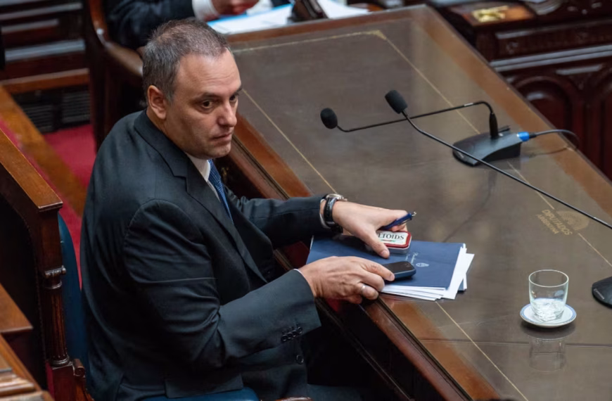 La fiscalía le pidió a Manuel Adorni que justifique sus bienes tras detectar irregularidades en su evolución patrimonial
