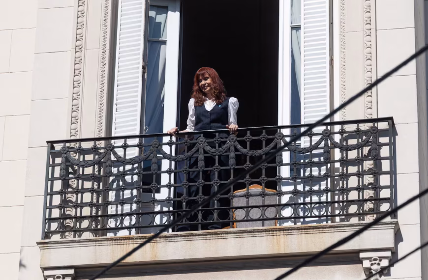 Causa Vialidad: la Justicia ordenó embargar el departamento donde Cristina Kirchner cumple el arresto domiciliario