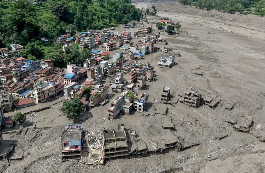 Una inundación arrasó una región de Nepal: hay al menos 22 muertos y casi 400 turistas desaparecidos