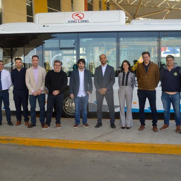Presentaron en la EDIRO un colectivo a GNC para evaluar su incorporación al servicio interurbano