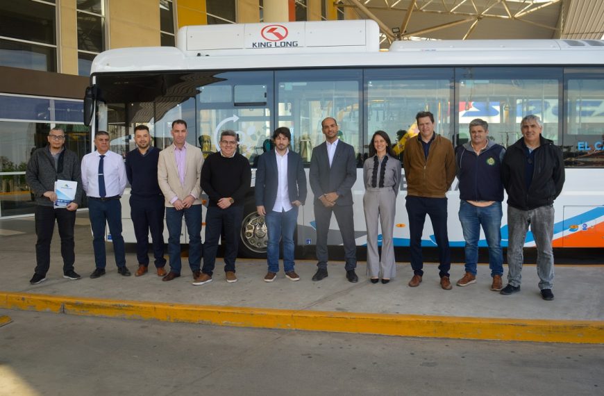 Presentaron en la EDIRO un colectivo a GNC para evaluar su incorporación al servicio interurbano