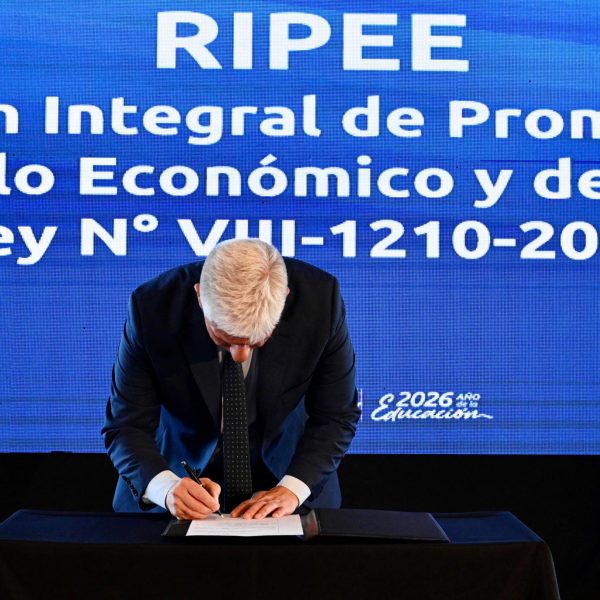 Junto a representantes de la industria, Poggi firmó el decreto de promulgación del RIPEE