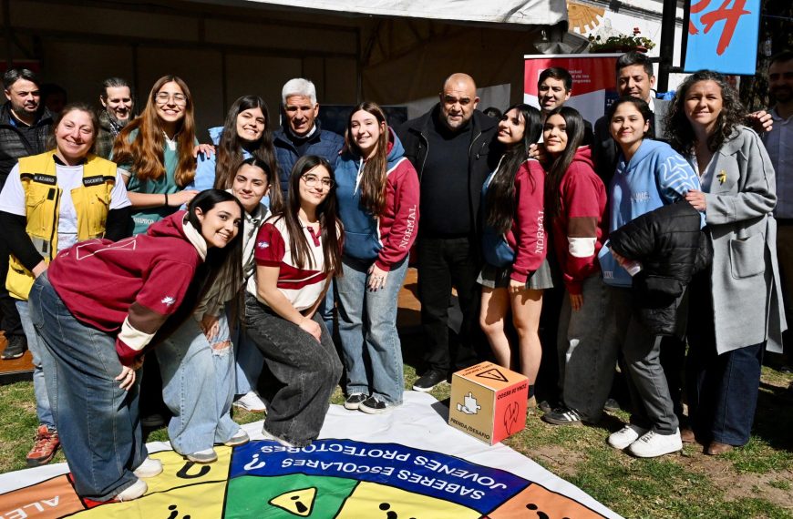 Poggi recorrió la Expo Educativa ‘Tu Futuro Está Aquí’ y compartió con los estudiantes