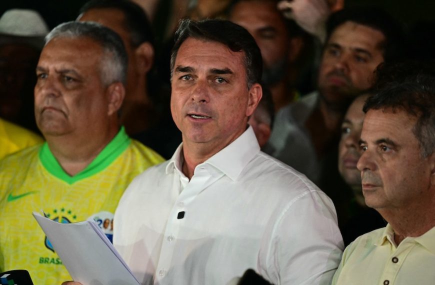 La policía de Brasil investiga si Flávio Bolsonaro intentó escaparse para volar desde la Argentina a EE.UU