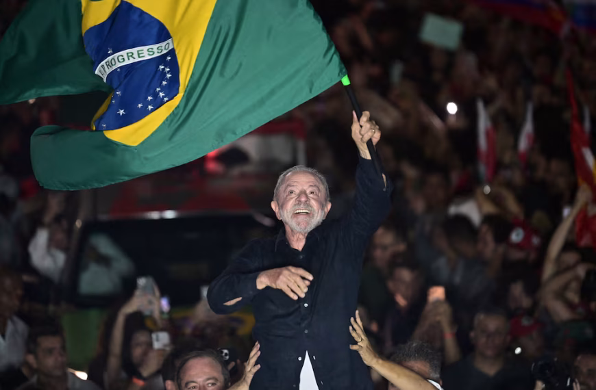 Lula da Silva ganó un histórico balotaje a Flávio Bolsonaro y asumirá un cuarto mandato en Brasil