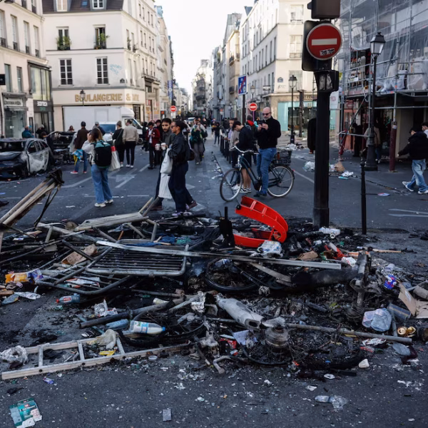 Francia impone toques de queda parciales tras un fin de semana de saqueos masivos y casi 2.400 detenidos