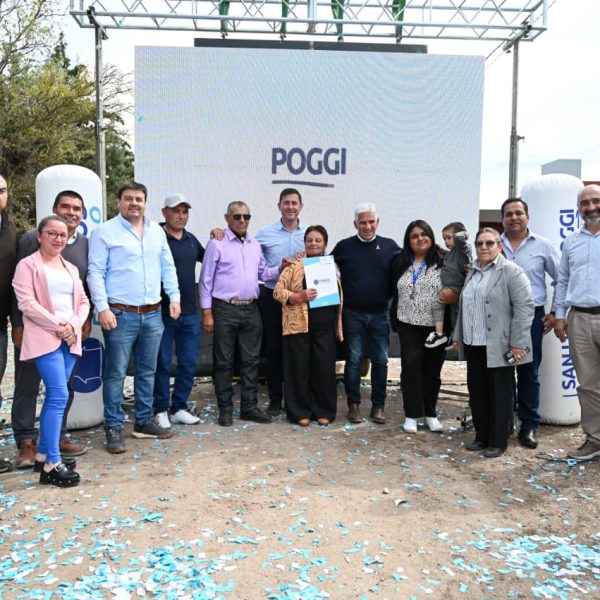 En San Martín, Poggi entregó las llaves de sus casas a seis familias