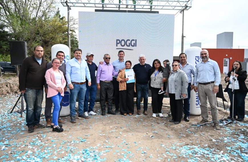 En San Martín, Poggi entregó las llaves de sus casas a seis familias