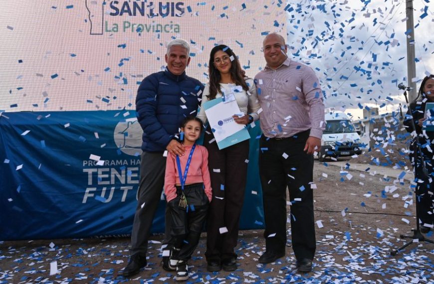 El gobernador entregó viviendas del programa “Tenemos Futuro” a seis familias de La Calera
