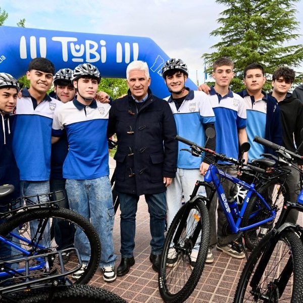 Poggi entregó bicicletas TuBi a estudiantes de Santa Rosa