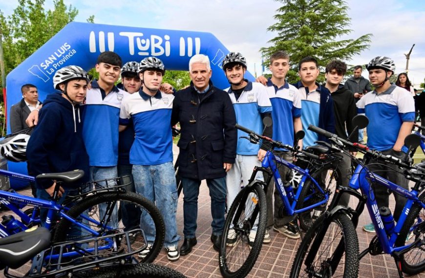 Poggi entregó bicicletas TuBi a estudiantes de Santa Rosa