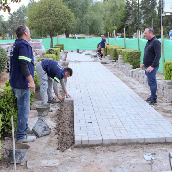 Con mirada navideña, Juana Koslay inició la renovación de la Rotonda Cruz de Piedra