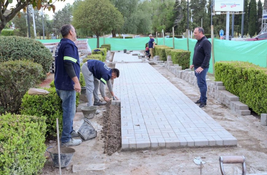Con mirada navideña, Juana Koslay inició la renovación de la Rotonda Cruz de Piedra
