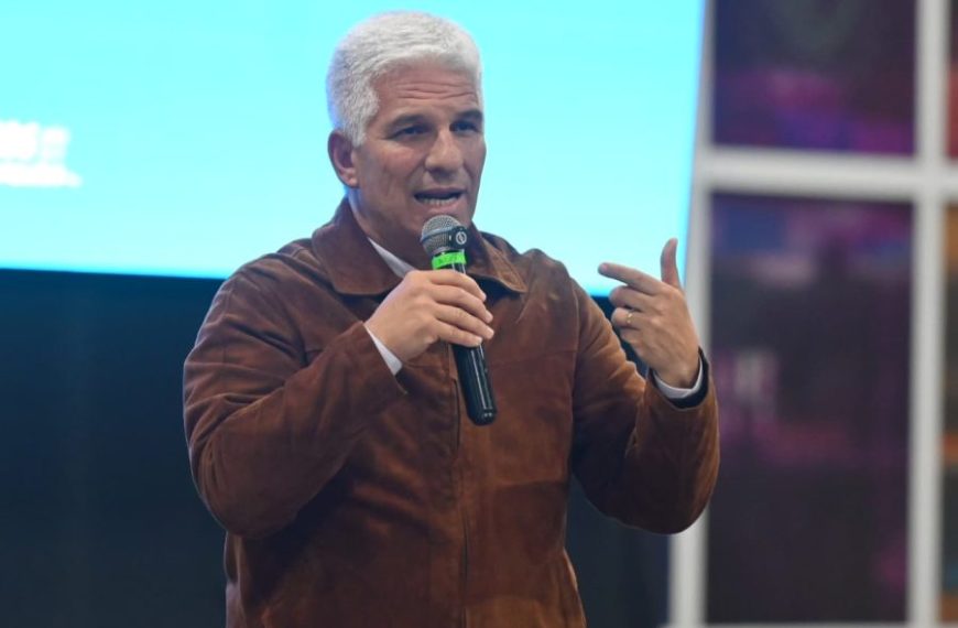 Poggi lanzó la tercera edición de ‘Mi Próximo Paso’ más una beca para emprendedores