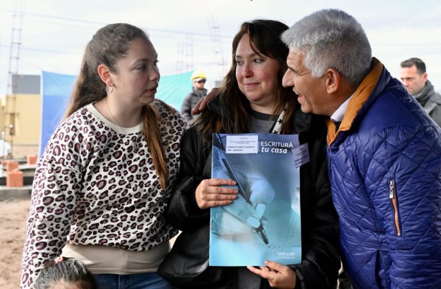 Cinco familias de La Toma accedieron a la escritura de su casa