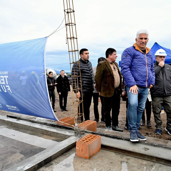 El Gobernador visitó el avance de obra de las nuevas 20 viviendas que el Estado construye en La Toma