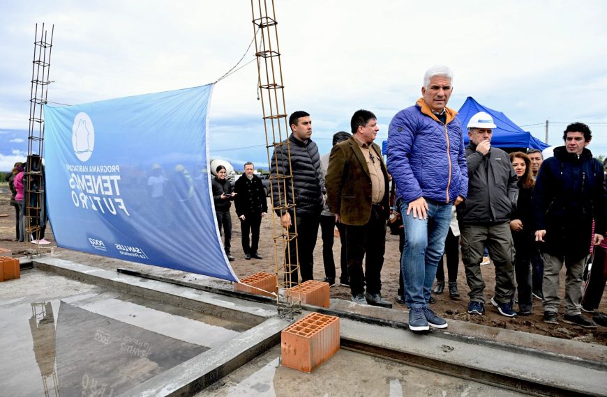 El Gobernador visitó el avance de obra de las nuevas 20 viviendas que el Estado construye en La Toma