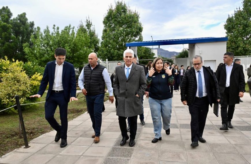El Gobernador y expertos en educación visitaron dos escuelas de La Punta
