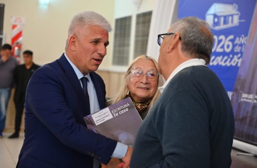 80 familias de Villa Mercedes son legalmente dueñas de su casa: recibieron sus escrituras