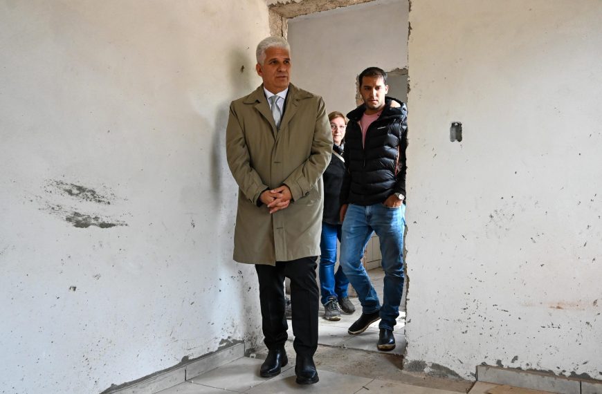 El Gobernador visitó las 16 viviendas que se construyen en El Trapiche