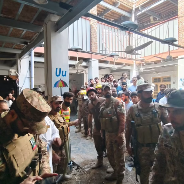 Tragedia en Pakistán: se derrumbó el techo de una escuela y murieron 34 alumnos y un profesor