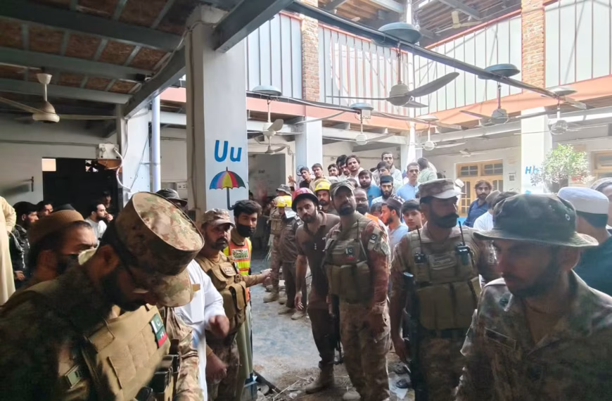 Tragedia en Pakistán: se derrumbó el techo de una escuela y murieron 34 alumnos y un profesor