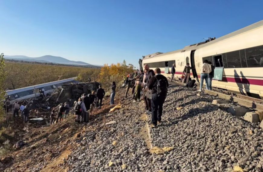 Dos trenes chocaron en España y hay al menos 30 muertos